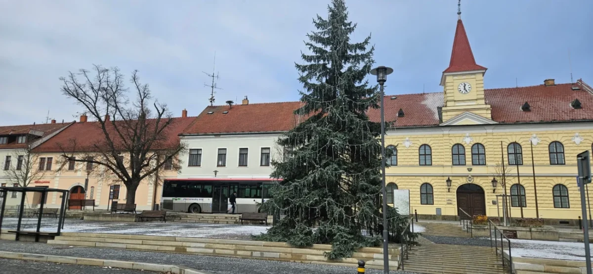 vánoční strom na náměstí
