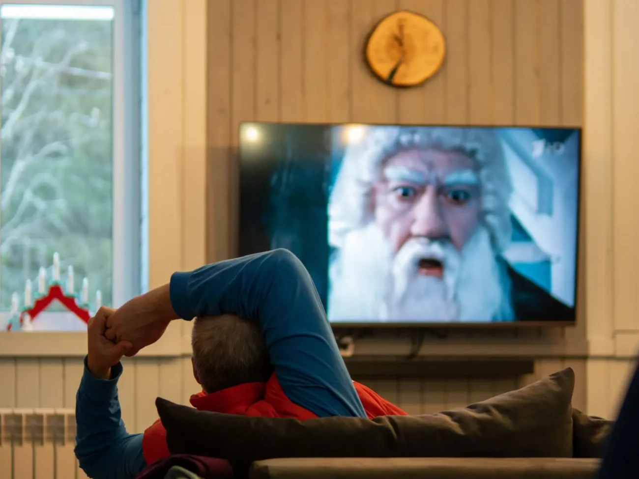 Mrazík | TVGURU.cz pán kouká na televizi kde je pohádková postava