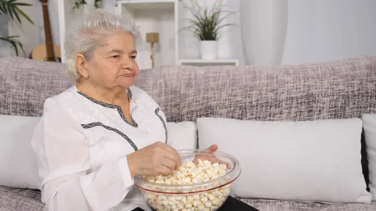 babička s popcornem