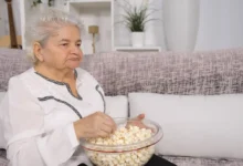 babička s popcornem
