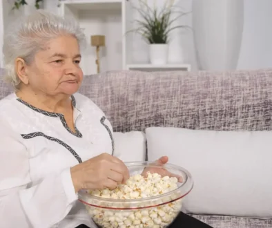 babička s popcornem