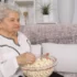 babička s popcornem