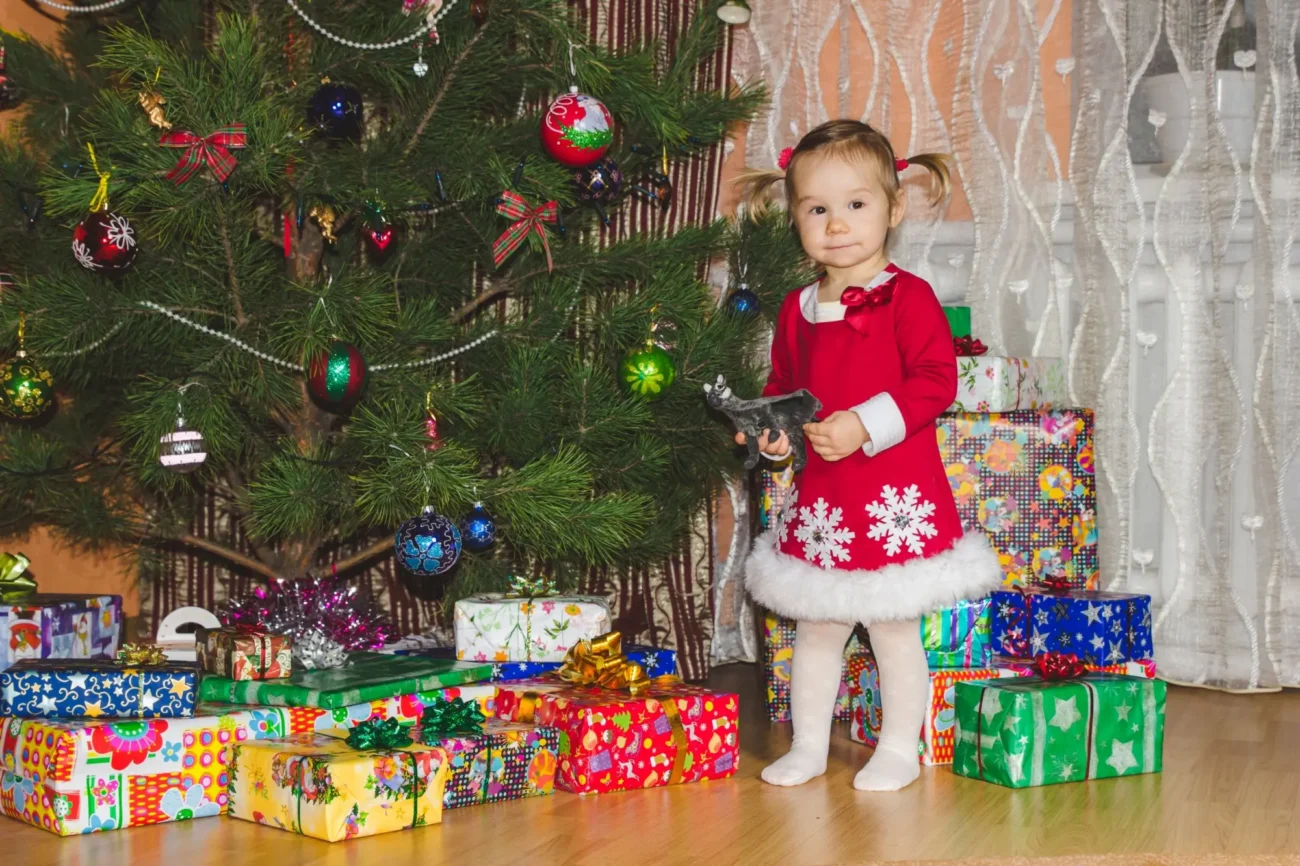 dárky 1 | TVGURU.cz dítě s vánočním stromkem