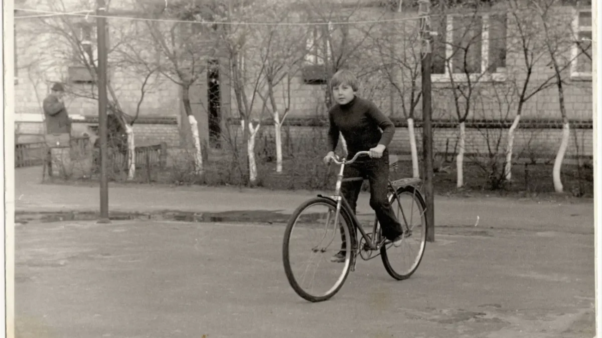 retro pohlednice s klukem na kole