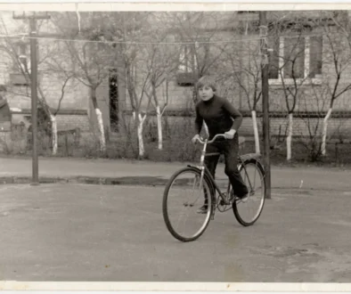 retro pohlednice s klukem na kole