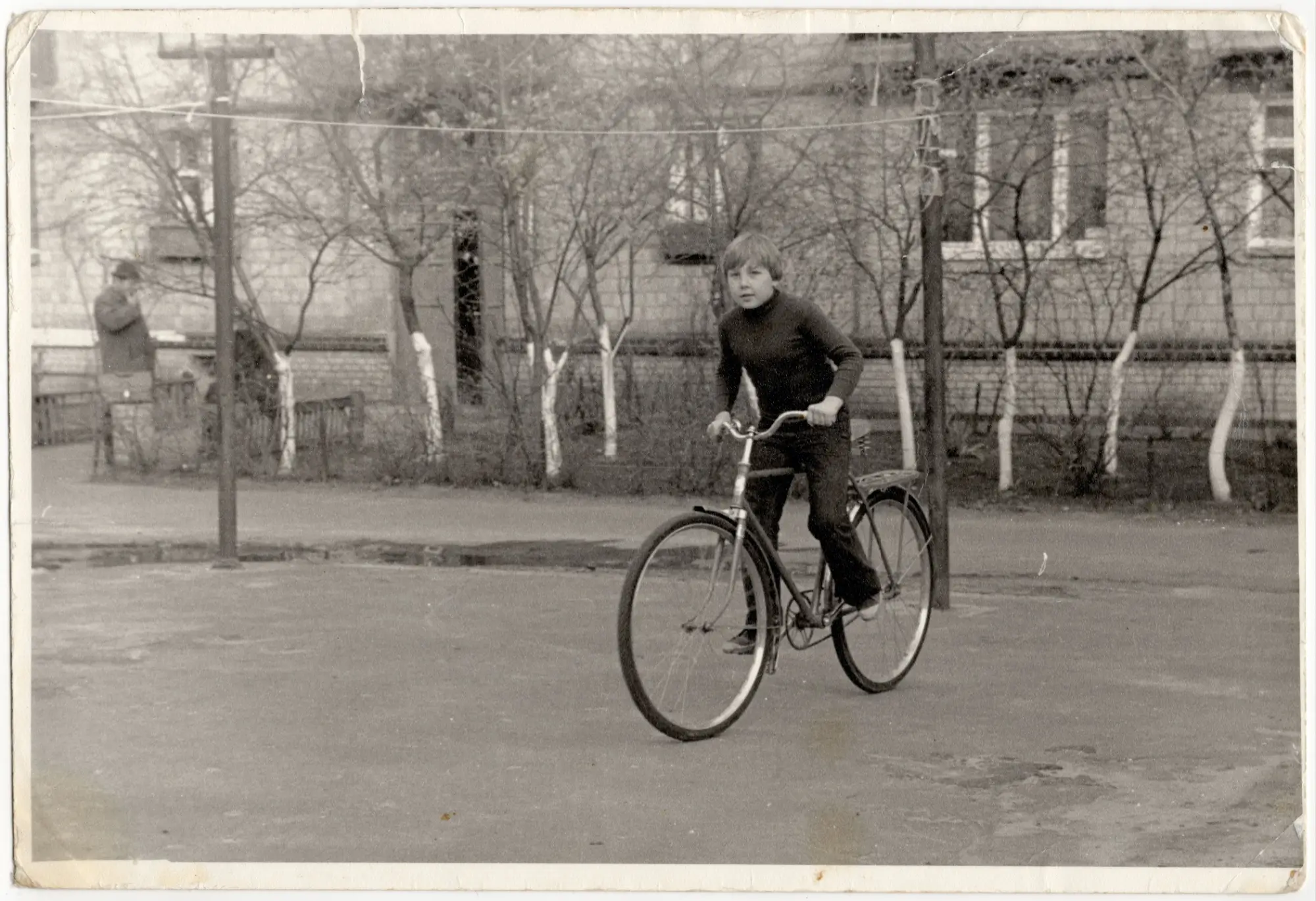 retro pohlednice s klukem na kole