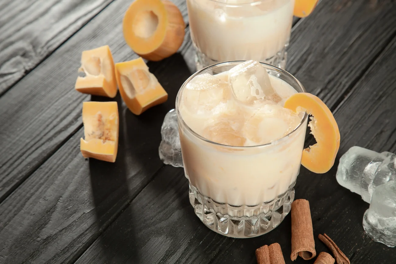 Na stole leží sklenička s koktejlem. 