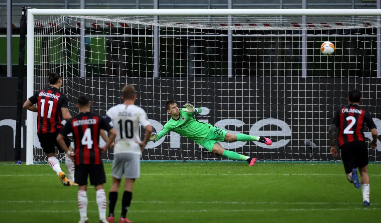 Fotbalisté střílí na branku. 