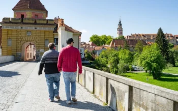 Muži se procházejí u zámku.