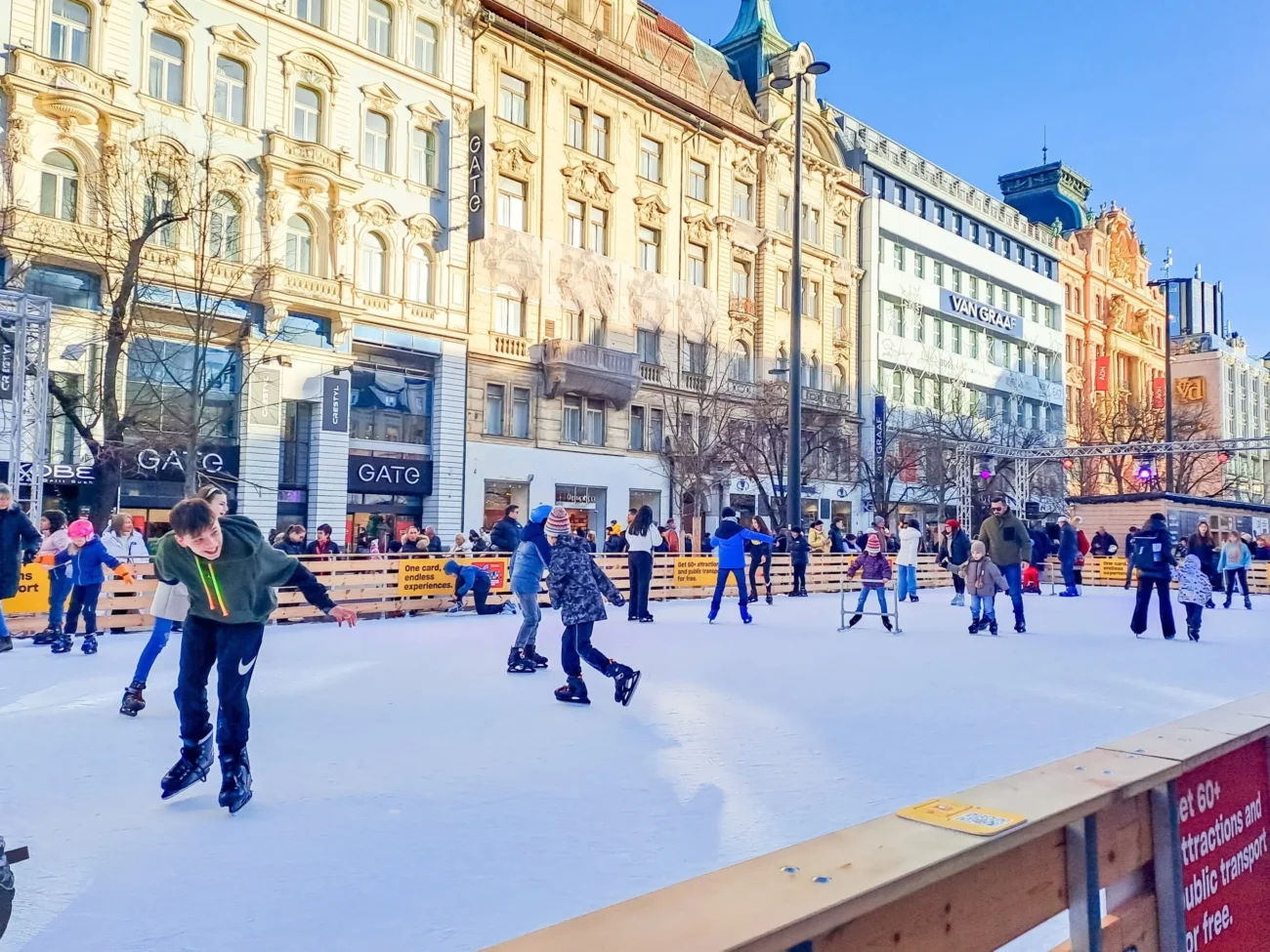 shutterstock_2406726343 1 | TVGURU.cz Zimní kluziště v Praze.