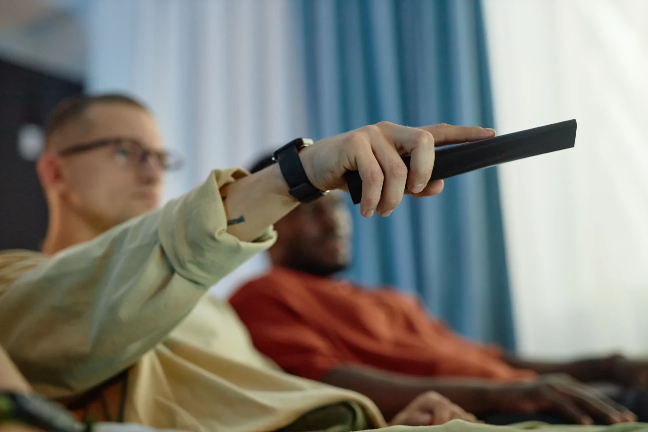 shutterstock_2560051963 | TVGURU.cz Dva muži sledují TV