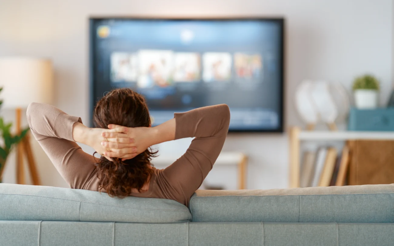 shutterstock_2594030367 1 | TVGURU.cz Žena sleduje televizi.