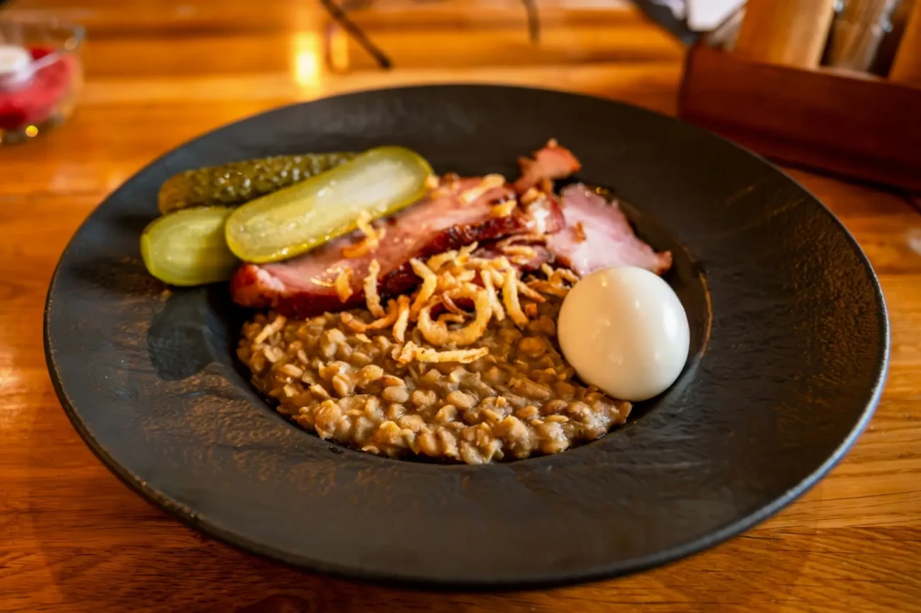 čočka s uzeným na talíři