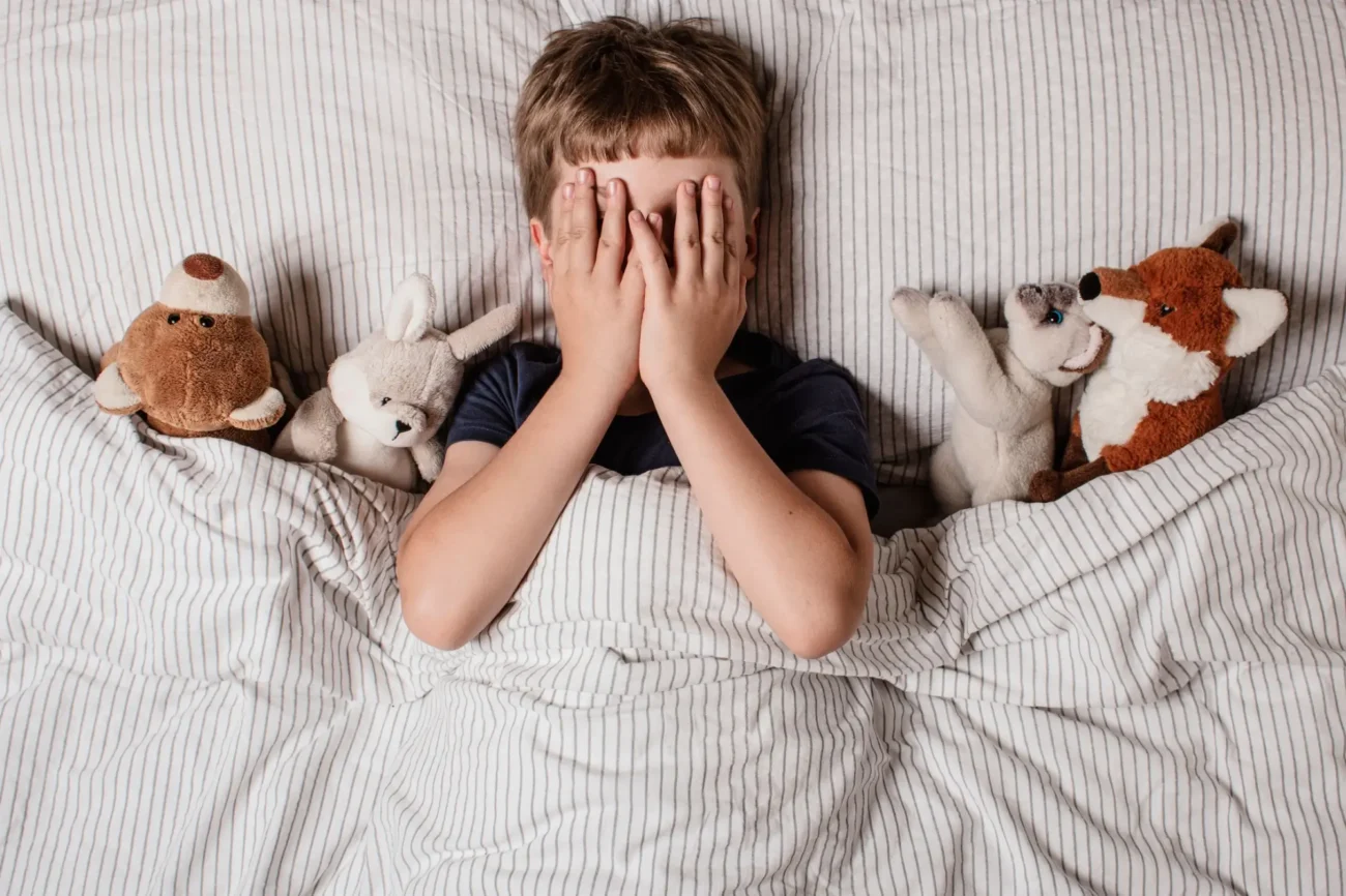 dítě si zakrývá oči