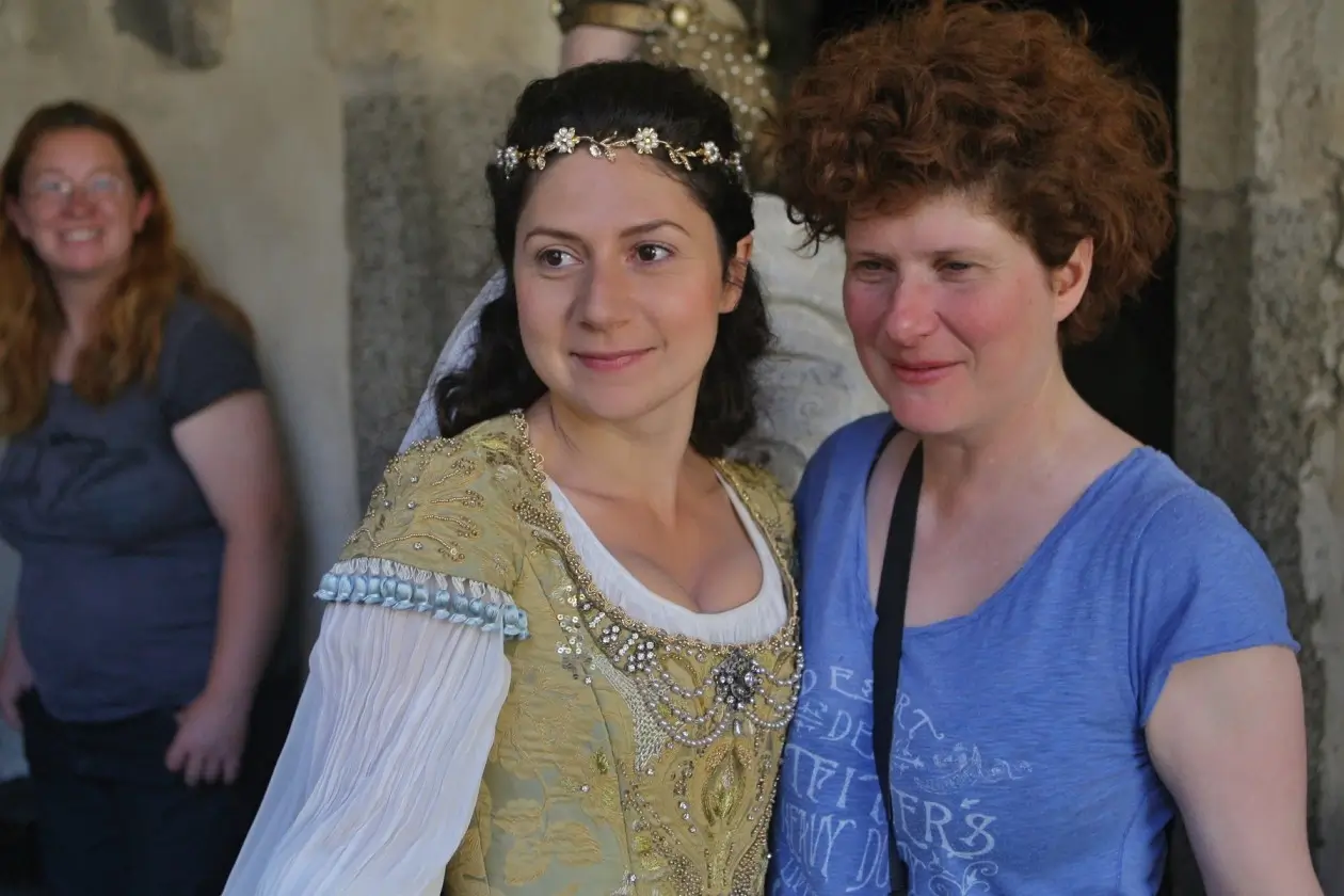 Alice Nellis a Martha Issová.