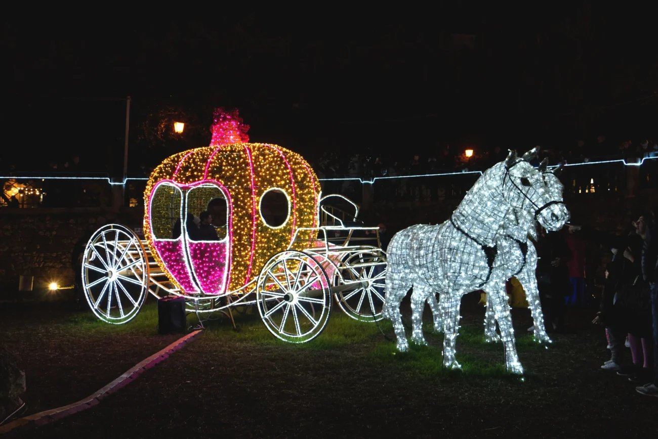 Kočár Popelky svítící.