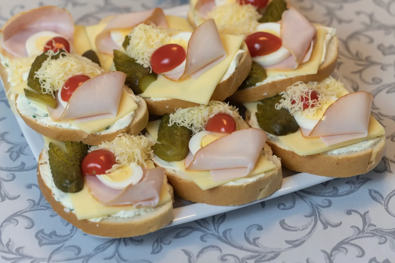 shutterstock_1589313400-2 | TVGURU.cz Na stole leží chlebíčky.