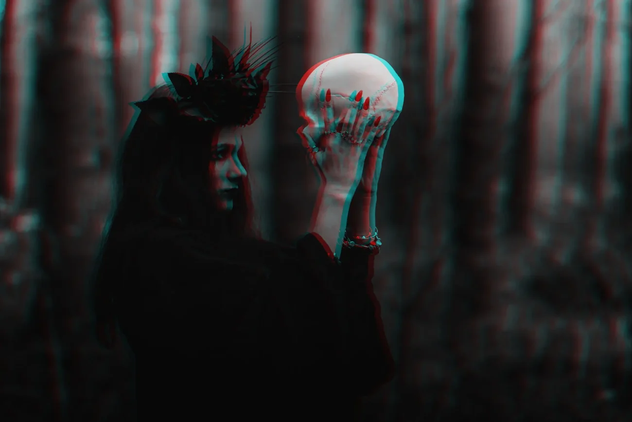 shutterstock_1942264564-2 | TVGURU.cz Žena v ruce drží lebku.