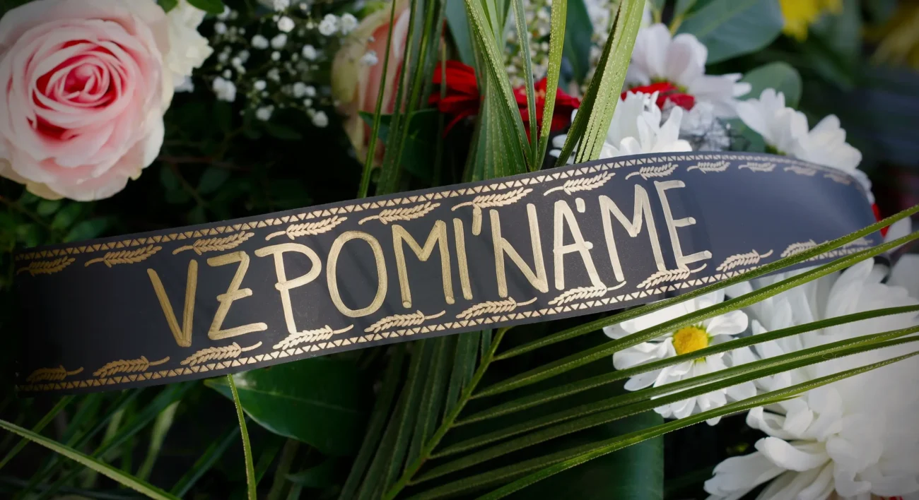 Kytice ležící na hrobě