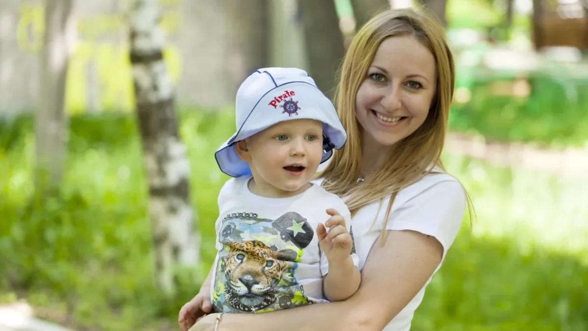 Žena v ruce drží chlapce.