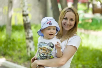 Žena v ruce drží chlapce.