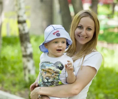 Žena v ruce drží chlapce.