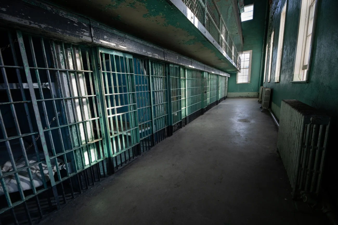 Věznice s chodbou. 