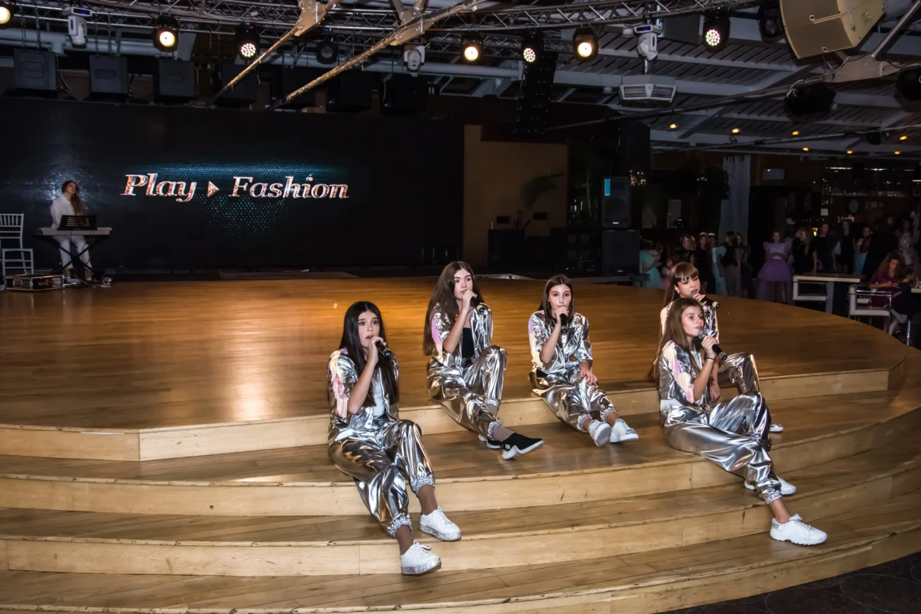 shutterstock_1544716487-2 | TVGURU.cz Slečny sedí na schodech a zpívají.