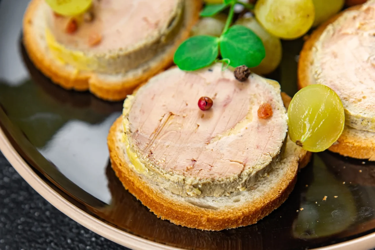 shutterstock_2413981439-2 | TVGURU.cz Na talíři jsou nandané jednohubky.