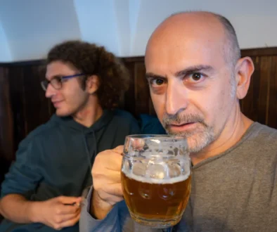 Muž v ruce drží sklenici s pivem.