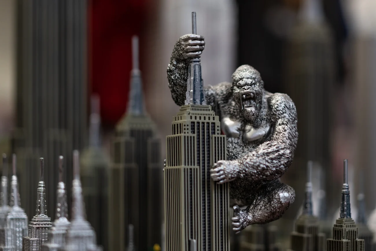 King Kong figurka na Empire state building. 