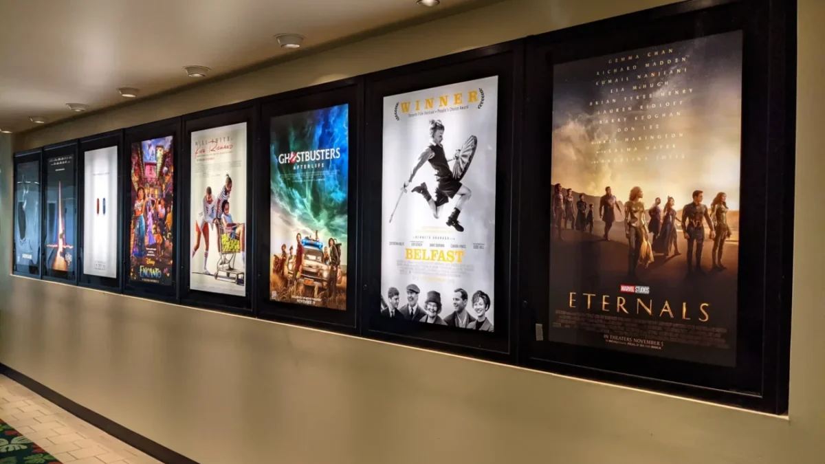 Chodba v kině s plakáty.