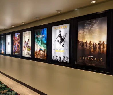 Chodba v kině s plakáty.