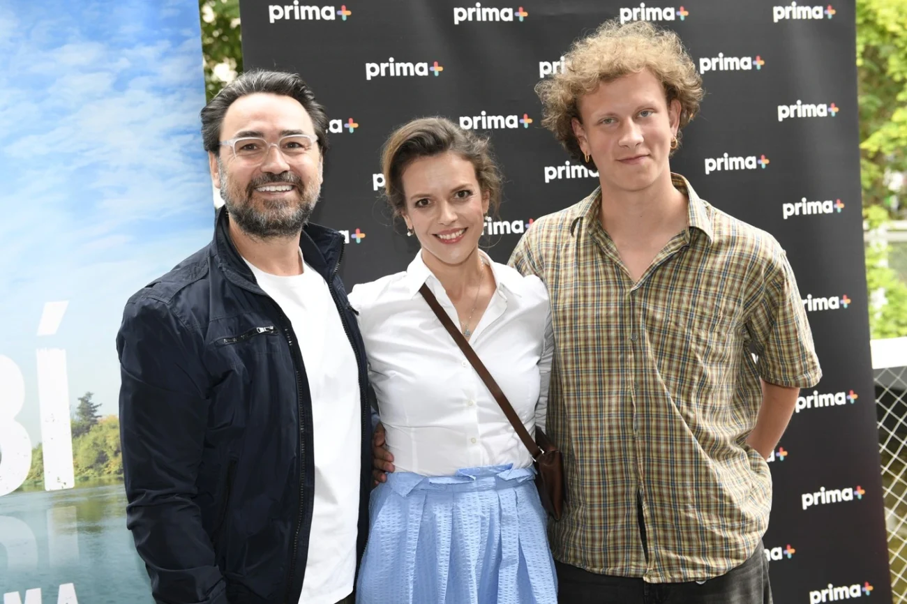 režisér a herci seriálu Polabí