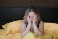 Opilá žena nechce vstávat z postele.