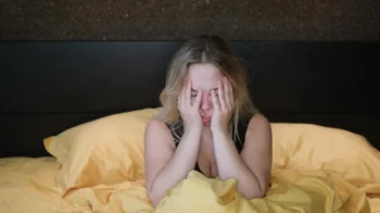 Opilá žena nechce vstávat z postele.