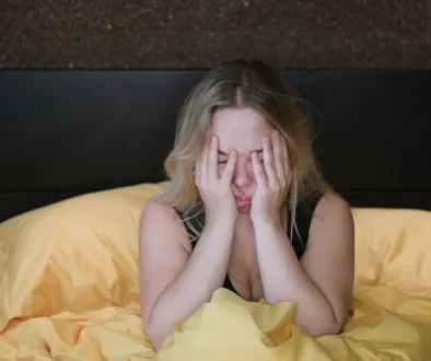 Opilá žena nechce vstávat z postele.