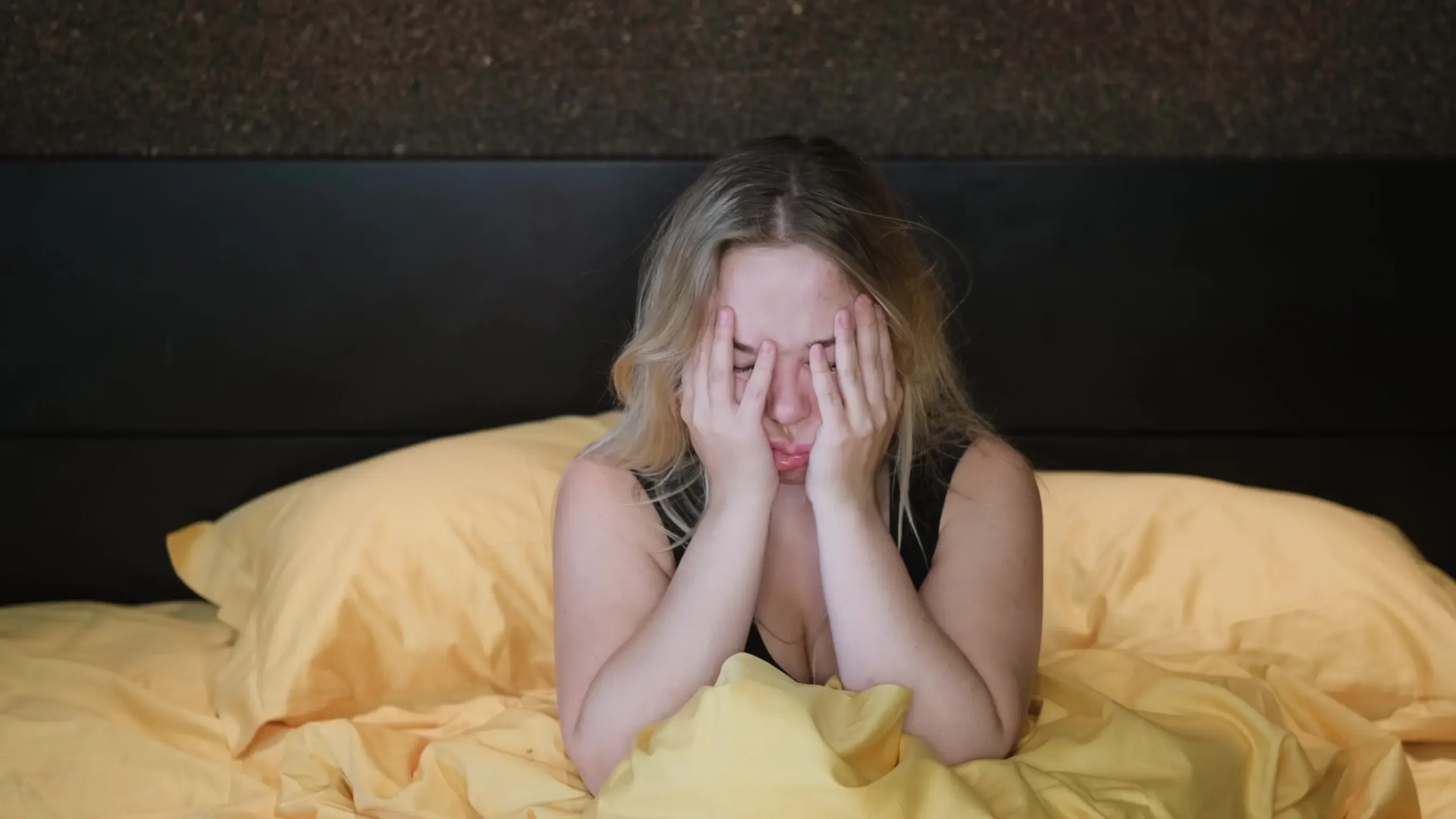 Opilá žena nechce vstávat z postele.