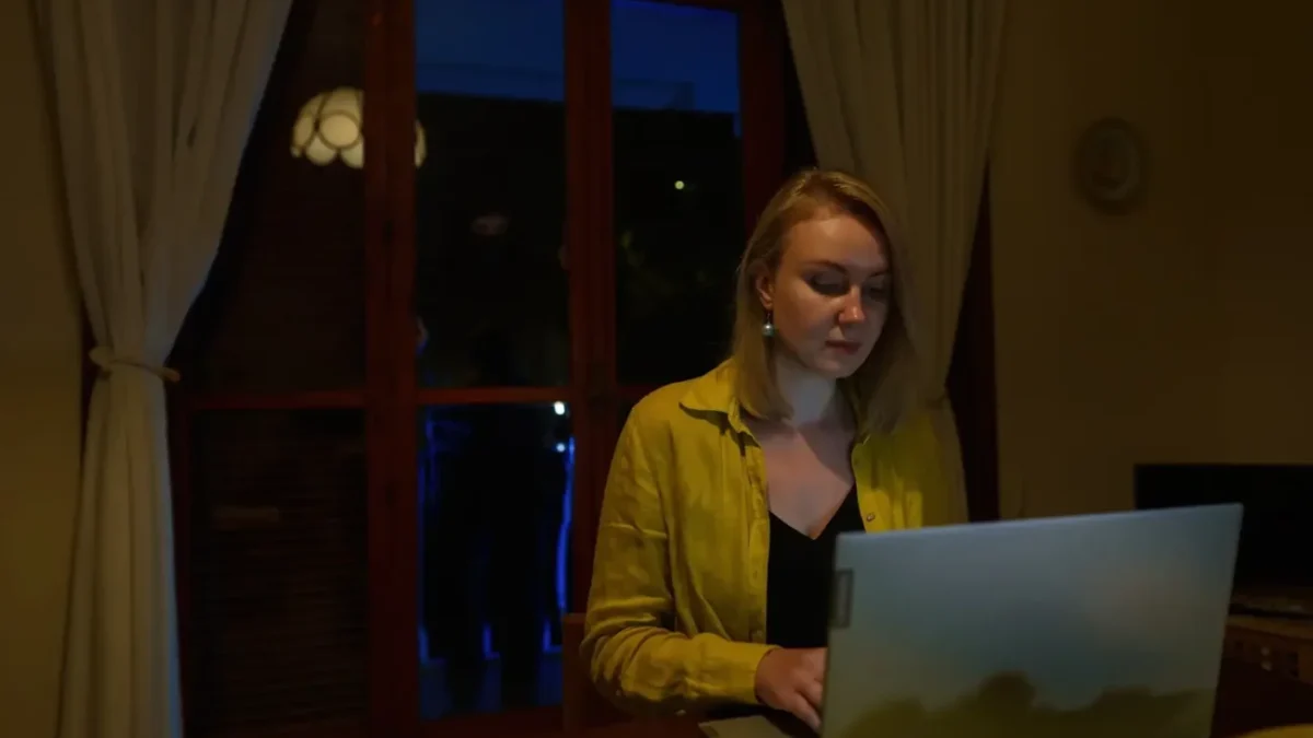 Žena sedí u notebooku.