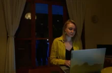 Žena sedí u notebooku.