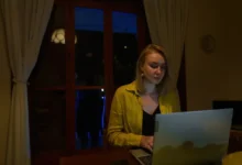 Žena sedí u notebooku.