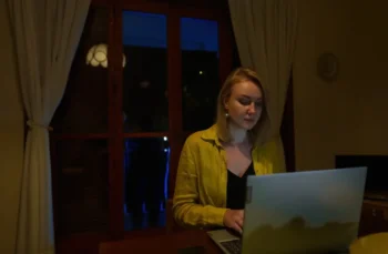 Žena sedí u notebooku.