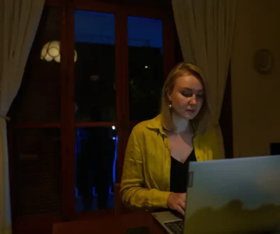 Žena sedí u notebooku.