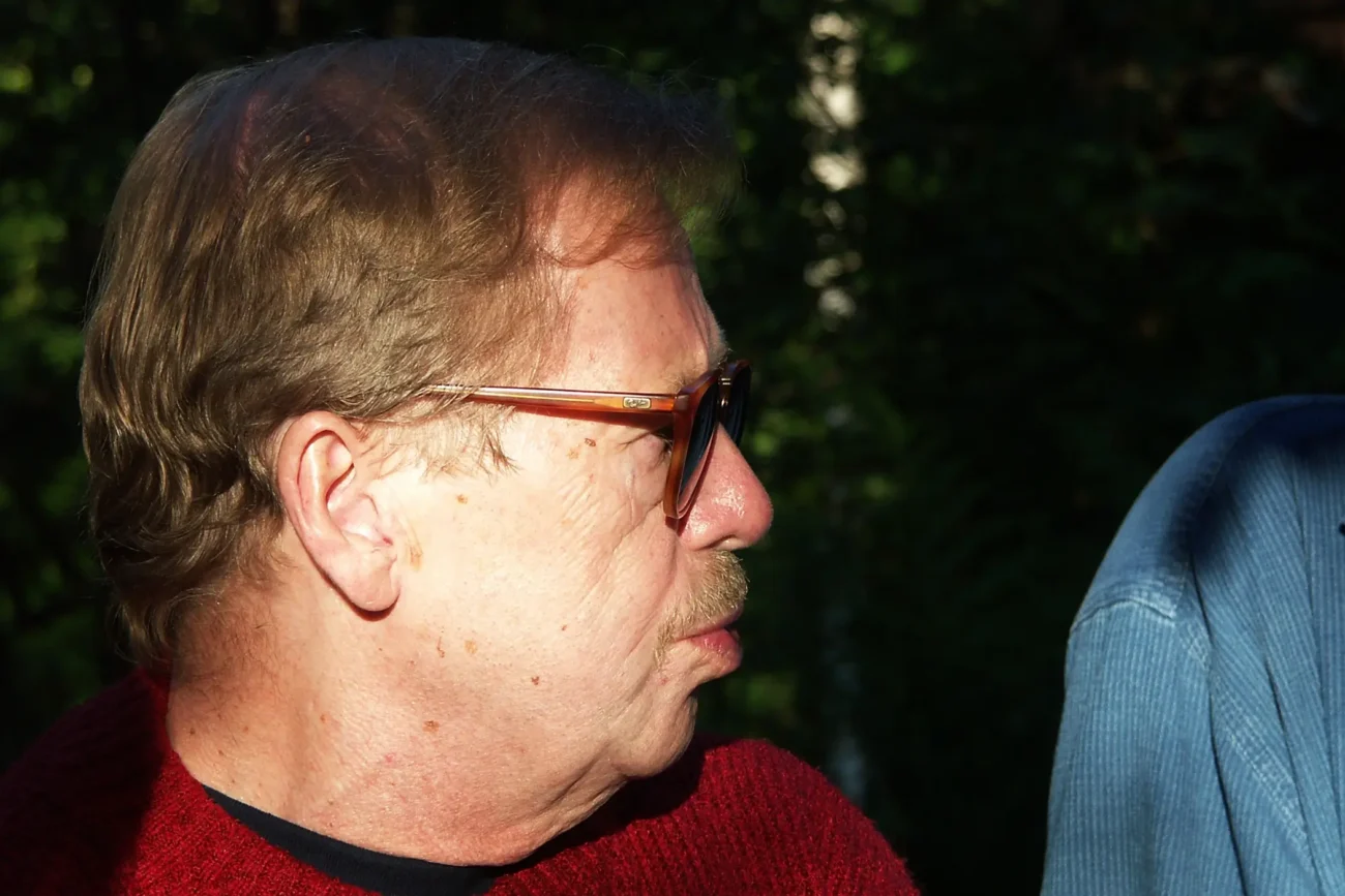 Václav Havel hledí do strany. 