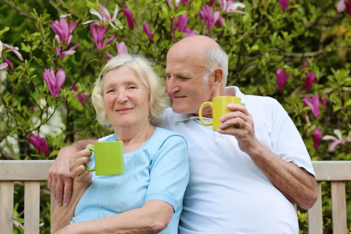 Na lavičce sedí starší pár.