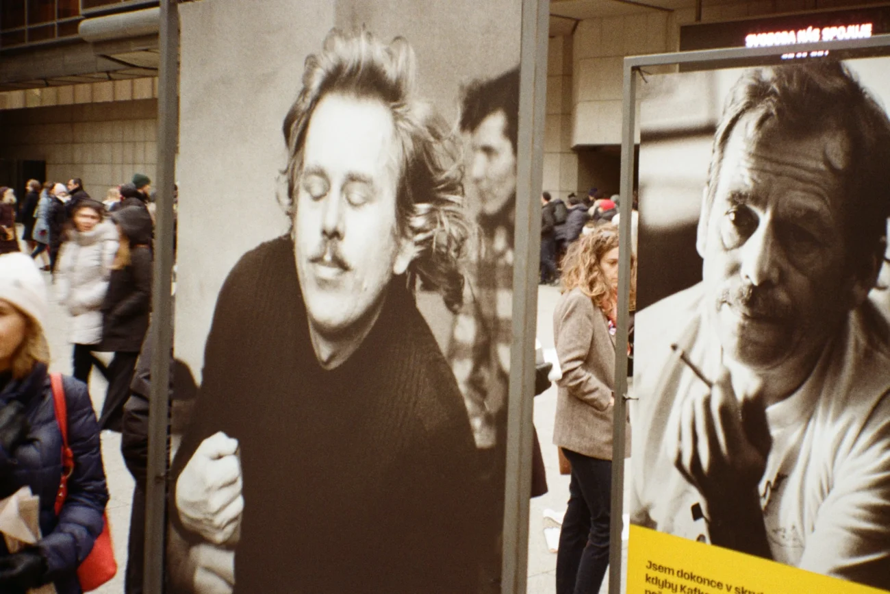 Venku visí fotografie Václava Havla.