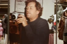 Václav Havel v ruce drží foťák.