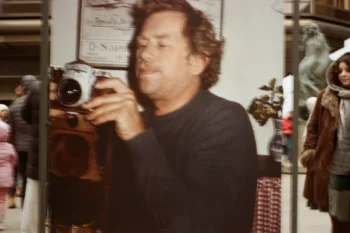 Václav Havel v ruce drží foťák.