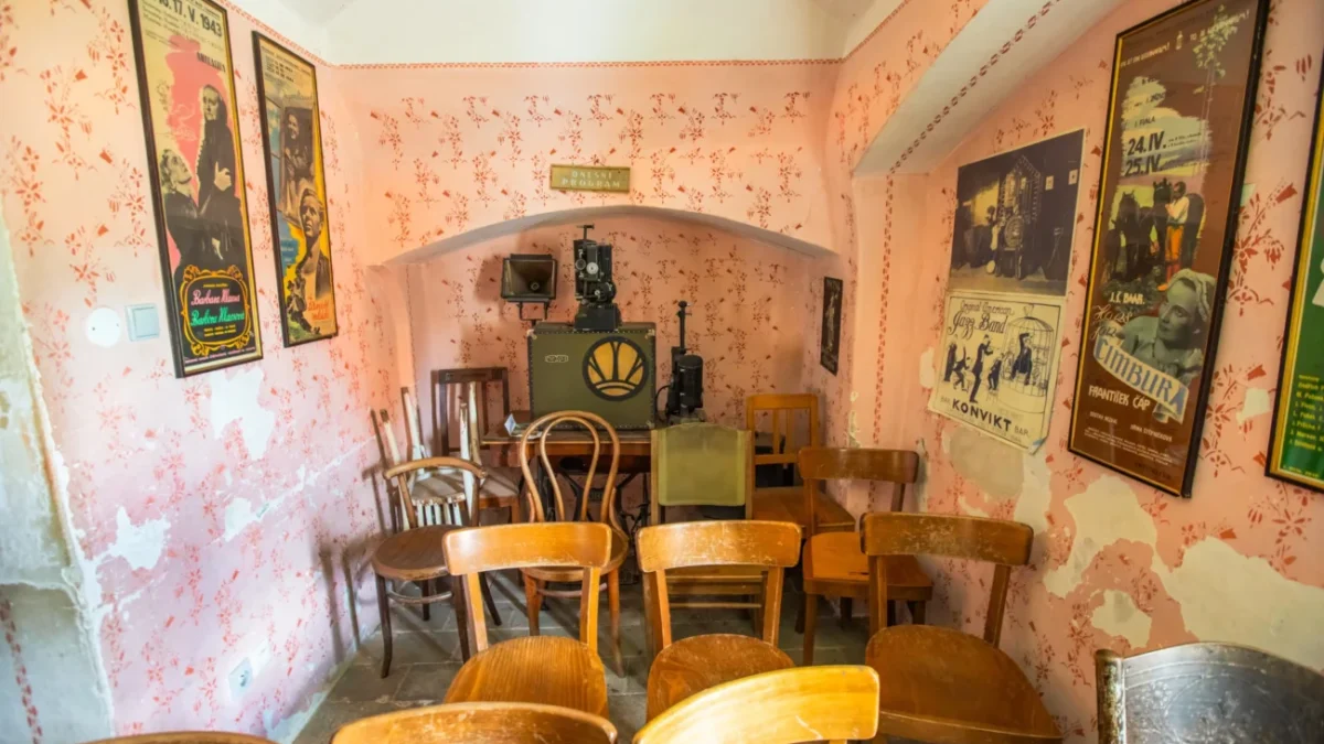 Ve starém kině stojí židle.