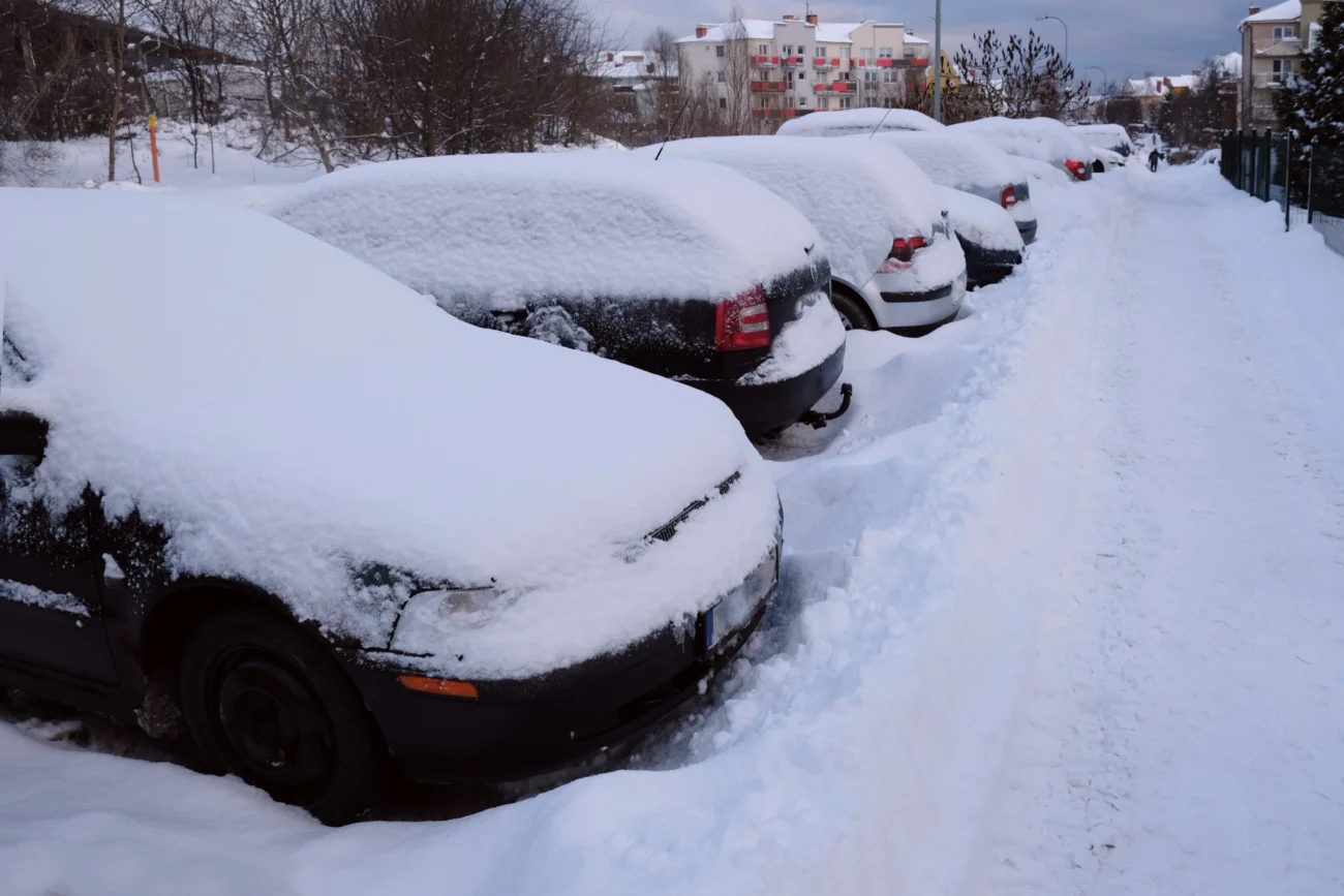 shutterstock_2050931195 | TVGURU.cz Auta pokrytá sněhem.